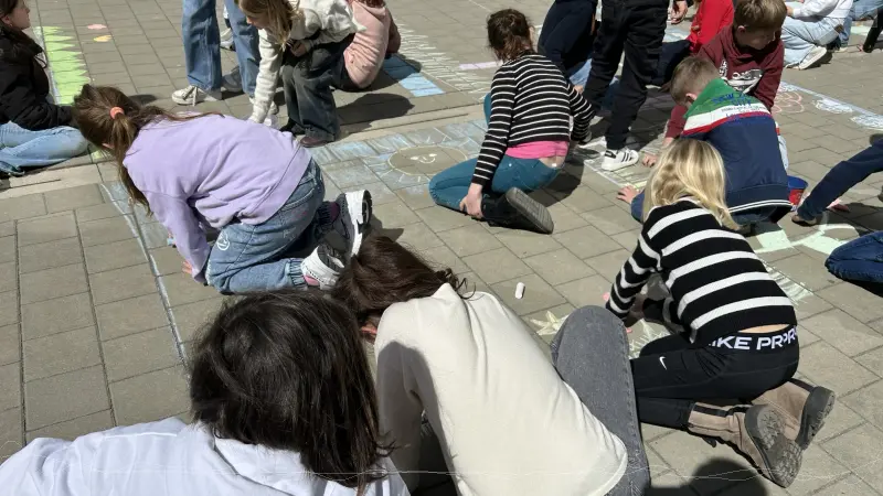 Schler verzieren den Schulhof