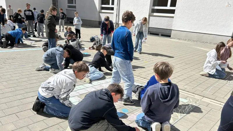 Schler verzieren den Schulhof