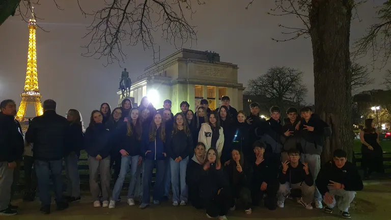 Schülergruppe vor dem Eiffelturm