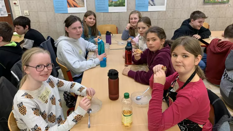 Schlergruppe beim Essen