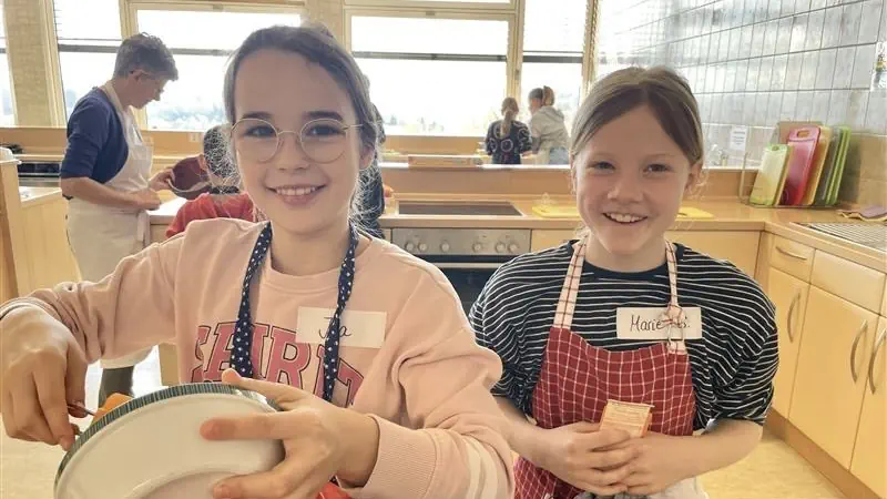 Zwei Mdels beim Kochen