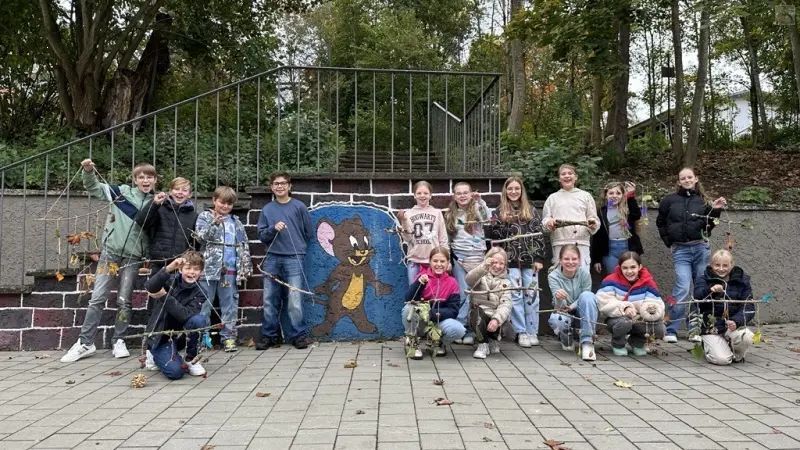Sechstklssler mit Mobiles aus Naturmaterialien