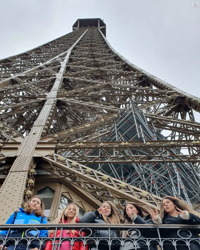 Mdelsgruppe auf dem Eiffelturm