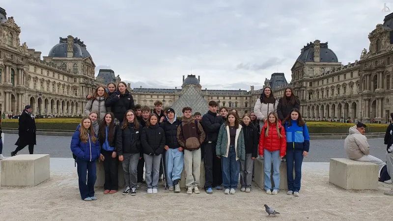 Gruppenbild vor dem Louvre