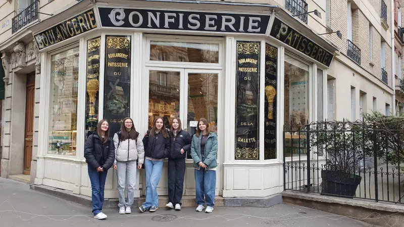 Gruppe vor der Bckerei aus Miraculous