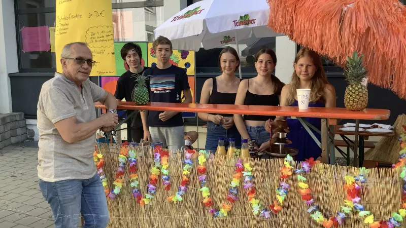 Herr Eisen mit Schülern an der Tiki-Bar