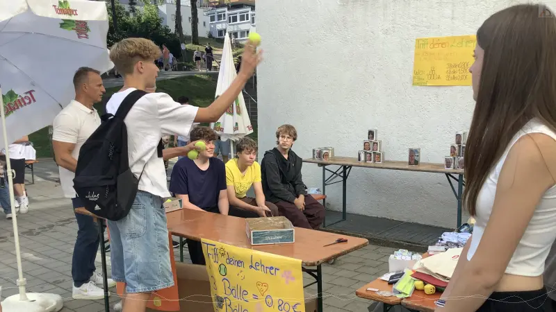 Dosenwerfen auf Lehrerk�pfe