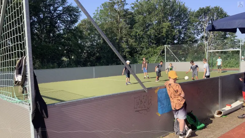 Sch�ler kicken auf dem Soccer