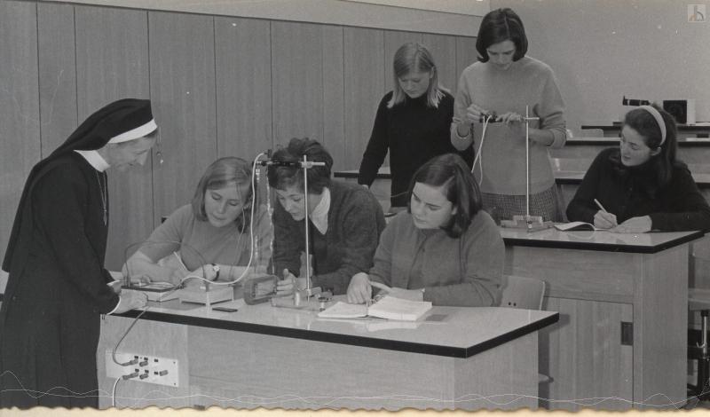 Schwester unterrichtet Chemie