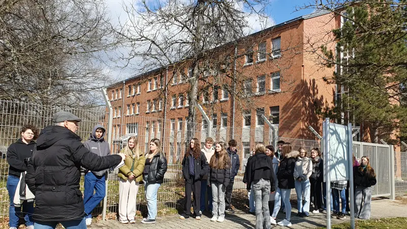 J2er vor dem BAMF in der LEA