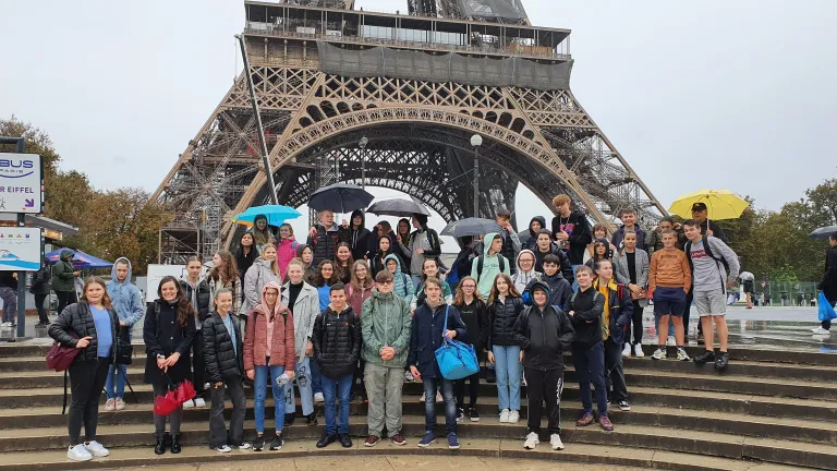 Schlergruppe vor dem Eiffelturm