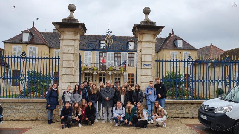 Schlergruppe vor dem Rathaus von Chaource