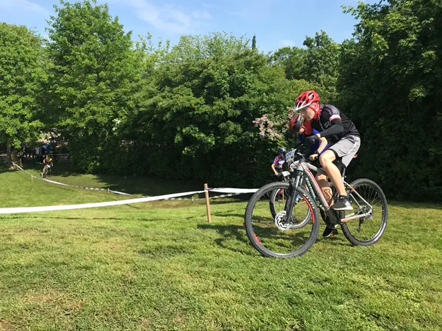 Mountainbike-Rennen auf dem Schulgelände