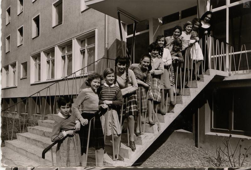 Gruppenbild auf der Eingangstreppe (s/w)