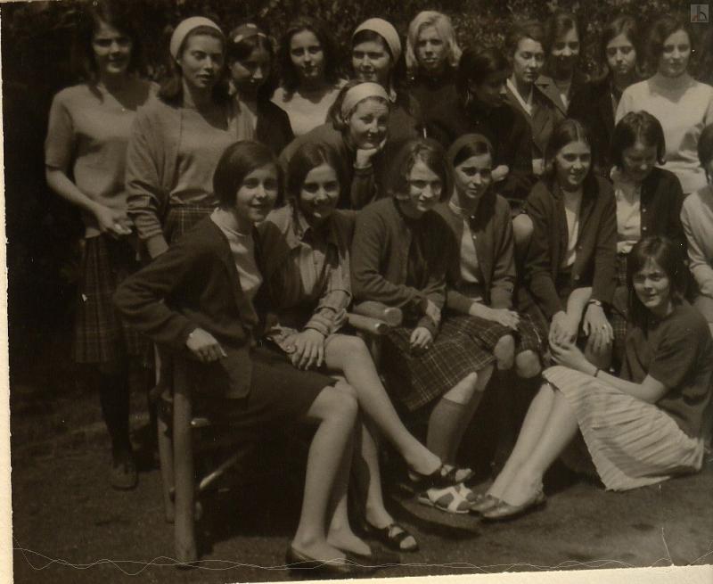 Klassenfoto mit Schülerinnen (s/w)