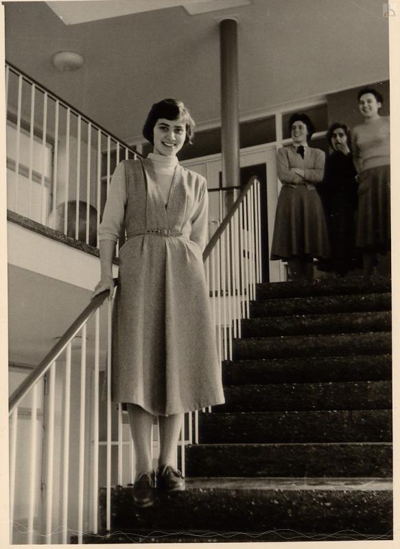 Schülerin auf Treppe (s/w)