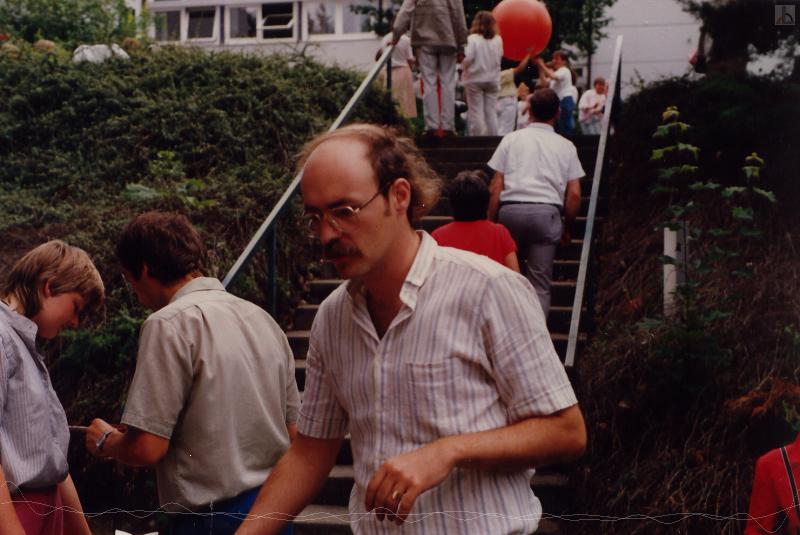 Lehrer beim Schulfest