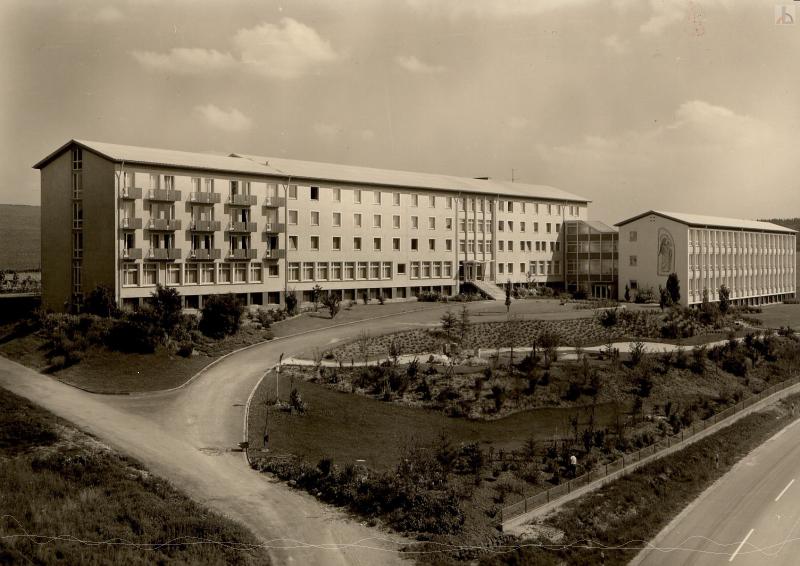 SW Bild vom A-B Bau mit ehemaliger Einfahrt