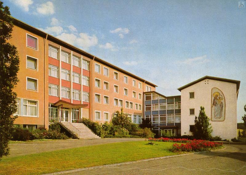 Altes Farbfoto vom A-B Bau mit Einfahrt und Grünanlagen