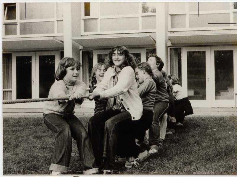 Schülerinnen beim Tauziehen (s/w)