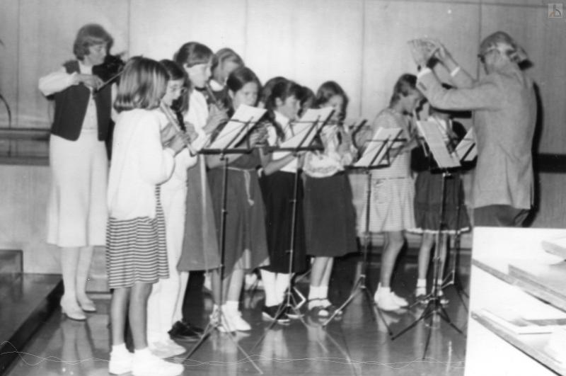 Schülerinnen beim gemeinsamen Musizieren