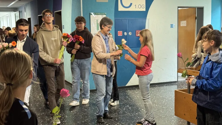 Spalier für Frau Gut