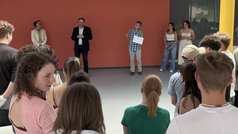 Schulleitung richtet einige Worte an Abiturienten