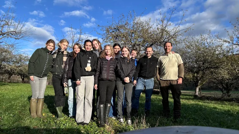 Gruppenbild beim Äpfelsammeln
