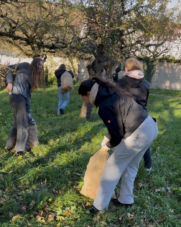 J1er beim Äpfelsammeln