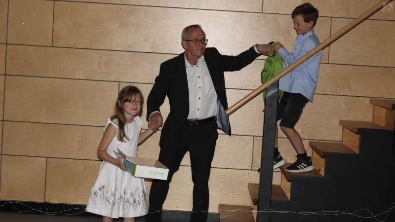 Die Enkelkinder holen Herrn Eisen von der Bühne