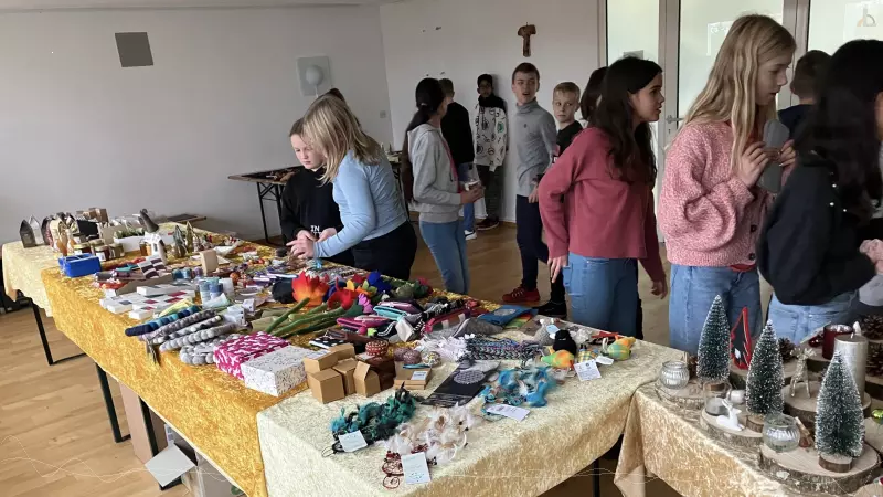 Schüler beim Adventsverkauf