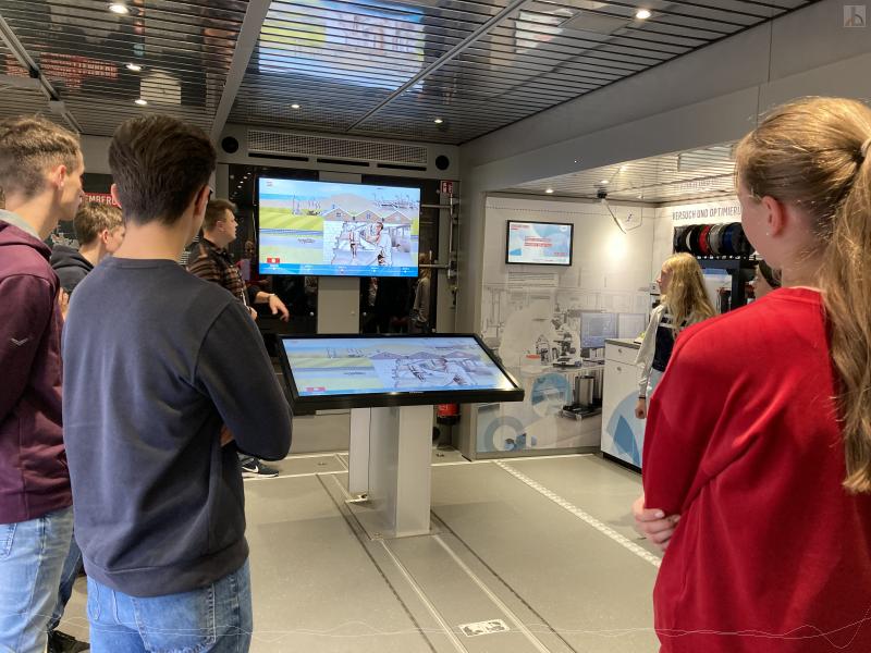 Schüler staunen im Inneren des Trucks über die Technik.