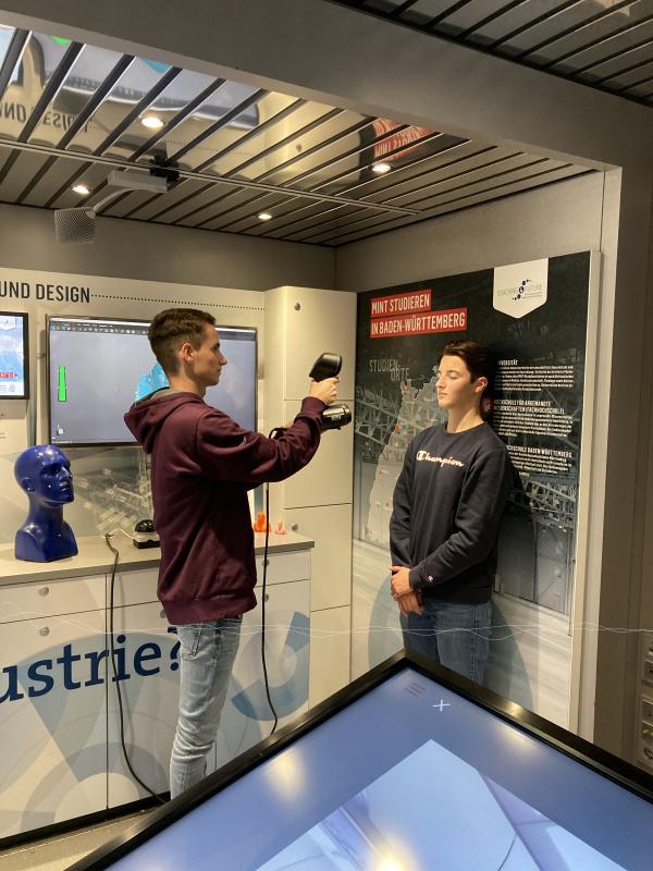 Mit einem echten 3-D-Scanner erstellen sie ein 3D-Modell eines Mitschülers.