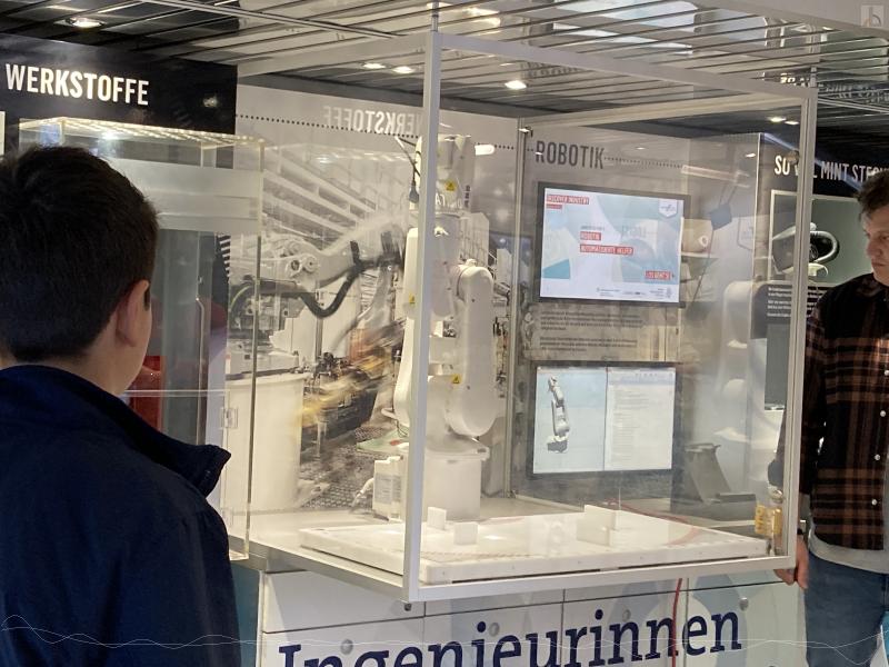 Die Schülerinnen und Schüler steuern einen echten Industrieroboter.
