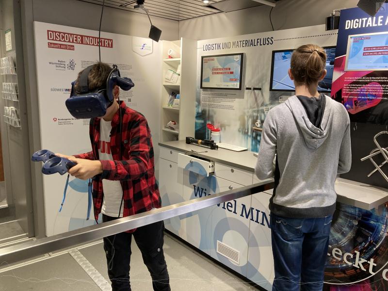 Eine VR-Brille lässt eine komplexe Lagerhaltung und den flexiblen Materialfluss hautnah nachempfinden.