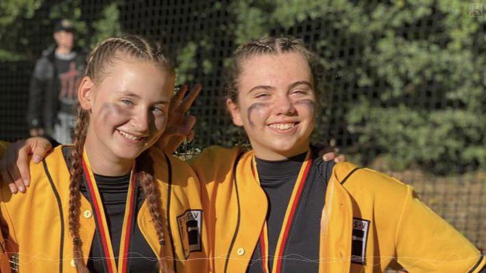 Katharina und Georgina freuen sich über den 1. Platz beim Softball Länderpokal.