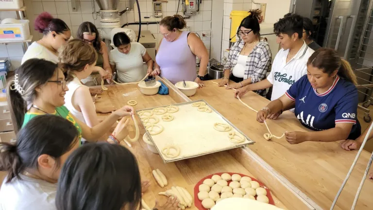 Schlergruppe beim Backen