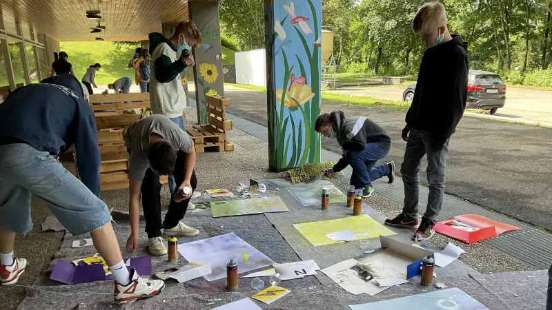 SchlerInnen gestalten Ausstellungsplakat