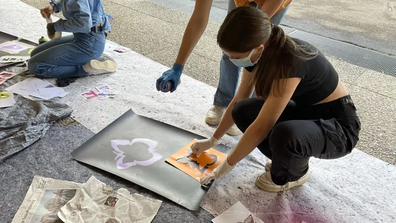 Schülerinnen gestalten Ausstellungsplakat