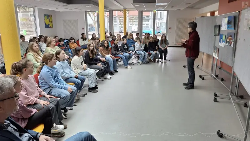 Frau Gut spricht vor begeistertem Publikum