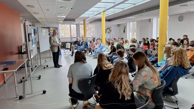 Herr Haller spricht vor begeistertem Publikum