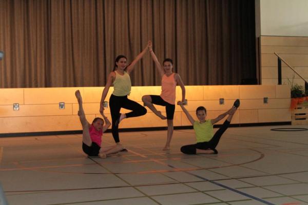 Vier Turnerinnen in Aktion