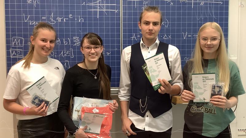 Mathe-Leistungskurs-Schler mit Knguru-Preisen